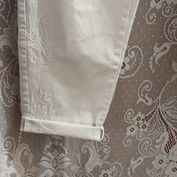 The‎ Loft Women"s size 4 cream crop pants floral embroidery cuffed leg - Picture 4 of 9